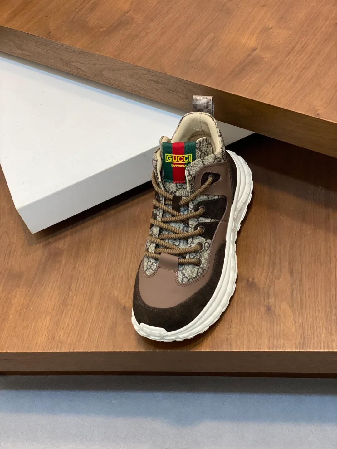 Men's shoes 💰860 Gucci men's sports shoes, with cow suede stitching and classic double G presbyopia, highly recognizable. The rubber sole has strong grip and is comfortable to wear, suitable for daily leisure or light exercise! The blue details on the tongue and shoelaces are full of vitality~. Versatile, can be easily worn with jeans and casual pants, fashionable and practical, suitable for you who pursue individuality and comfort! size：39-44